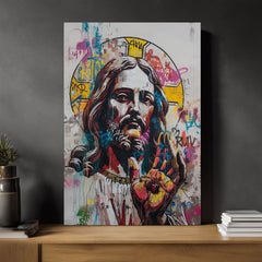 Umělecké dílo s Ježíšem Kristem ve street art stylu a zlatými detaily visí v moderním interiéru nad dřevěnou konzolí s vázou a svíčkou Papilora.