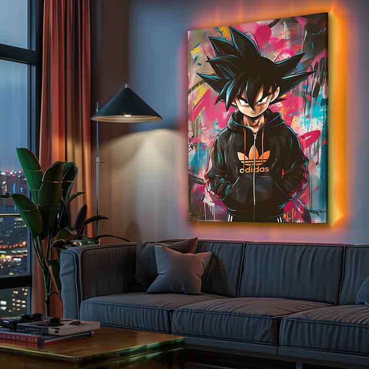 Obraz s motivem Goku v mikině a s graffiti pozadím visí v moderním interiéru nad dřevěnou konzolí s vázou a svíčkou, Papilora.