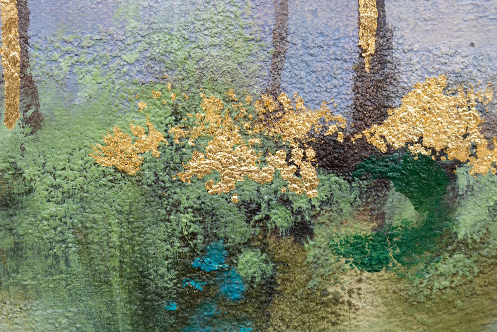 Detailní pohled na ručně malovaný obraz s texturou a kompozicí stromů s žlutými a modrými listy Papilora.