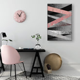 Pop art obraz na plátně s motivem Restricted Elegance v fialovo-modrých odstínech zavěšený v interiéru obývacího pokoje, sofistikovaná atmosféra, minimalismus – interiér