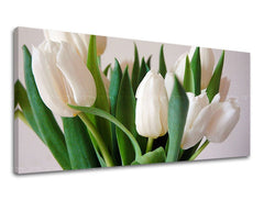 Detailní záběr na bílé tulipány s výraznými zelenými listy, natištěný na plátně s viditelným dřevěným rámem, Papilora.