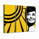 Ručně malovaný obraz POP Art Audrey HEPBHURN 3 díly ah2 – 3D vizualizace ručně malovaného plátna na bílém pozadí. Dominantní barvy: žlutá, černá, bílá.