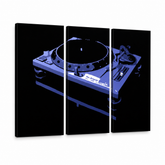 Ručně malovaný obraz POP Art DJ 3 kusů dj6 – 3D vizualizace ručně malovaného plátna na bílém pozadí. Dominantní barvy: černá, modrá, bílá.