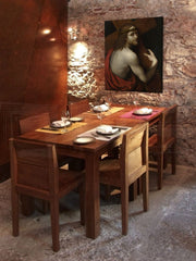 Obraz Ježíše nesoucího kříž visí v moderním stylovém interiéru nad dřevěnou konzolí s vázou a svíčkou, dodávající prostoru hlubokou atmosféru Papilora.