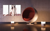 Pop art obraz na plátně s motivem Kate Moss, příroda v béžovo-hnědých odstínech zavěšený v interiéru ložnice, elegantní atmosféra, krása a samota – interiér