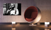 Pop art obraz na plátně s motivem Marlon Brando, doutník v bílo-šedých odstínech zavěšený v interiéru obývacího pokoje, intenzivní atmosféra, kriminální drama – interiér