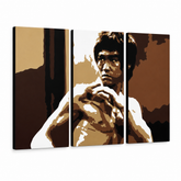 Ručně malovaný obraz POP Art AL Bruce Lee 3 dílný závětří – 3D vizualizace ručně malovaného plátna na bílém pozadí. Dominantní barvy: hnědá, béžová, černá, zlatá, bílá.