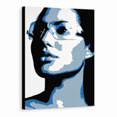 Ručně malovaný obraz POP Art Angelina Jolie 1 kus – 3D vizualizace ručně malovaného plátna na bílém pozadí. Dominantní barvy: modrá, šedá, černá.
