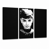 Ručně malovaný obraz POP Art Audrey HEPBHURN 3 díly ah – 3D vizualizace ručně malovaného plátna na bílém pozadí. Dominantní barvy: černá, bílá, šedá.