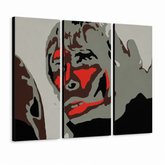 Ručně malovaný obraz POP Art BROWN APE 3 dílný ibbrown – 3D vizualizace ručně malovaného plátna na bílém pozadí. Dominantní barvy: černá, červená, šedá, hnědá, bílá.