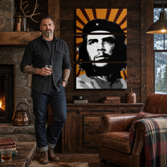 Ručně malovaný obraz POP Art Che Guevara 3 dílný – obraz v moderním mužském interiéru, lifestyle vizualizace. Dominantní barvy: žlutá, černá, bílá, šedá, oranžová.
