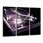 Ručně malovaný obraz POP Art DJ 3dílný DJ – 3D vizualizace ručně malovaného plátna na bílém pozadí. Dominantní barvy: černá, fialová, bílá.
