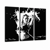 Ručně malovaný obraz POP Art Jessica Alba 3dílná autoportrétní fotografie – 3D vizualizace ručně malovaného plátna na bílém pozadí. Dominantní barvy: černá, bílá.