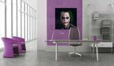 Pop art obraz na plátně s motivem JOKER, mapa v fialovo-šedých odstínech zavěšený v interiéru kanceláře | Ručně malovaný POP Art obraz JOKER – interiér