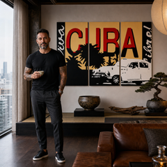 Umělecké dílo s nápisem „Viva Cuba Libre“, palmami a starým autem v černé, červené a béžové barvě visí v moderním interiéru nad dřevěnou konzolí s vázou a svíčkou Papilora.