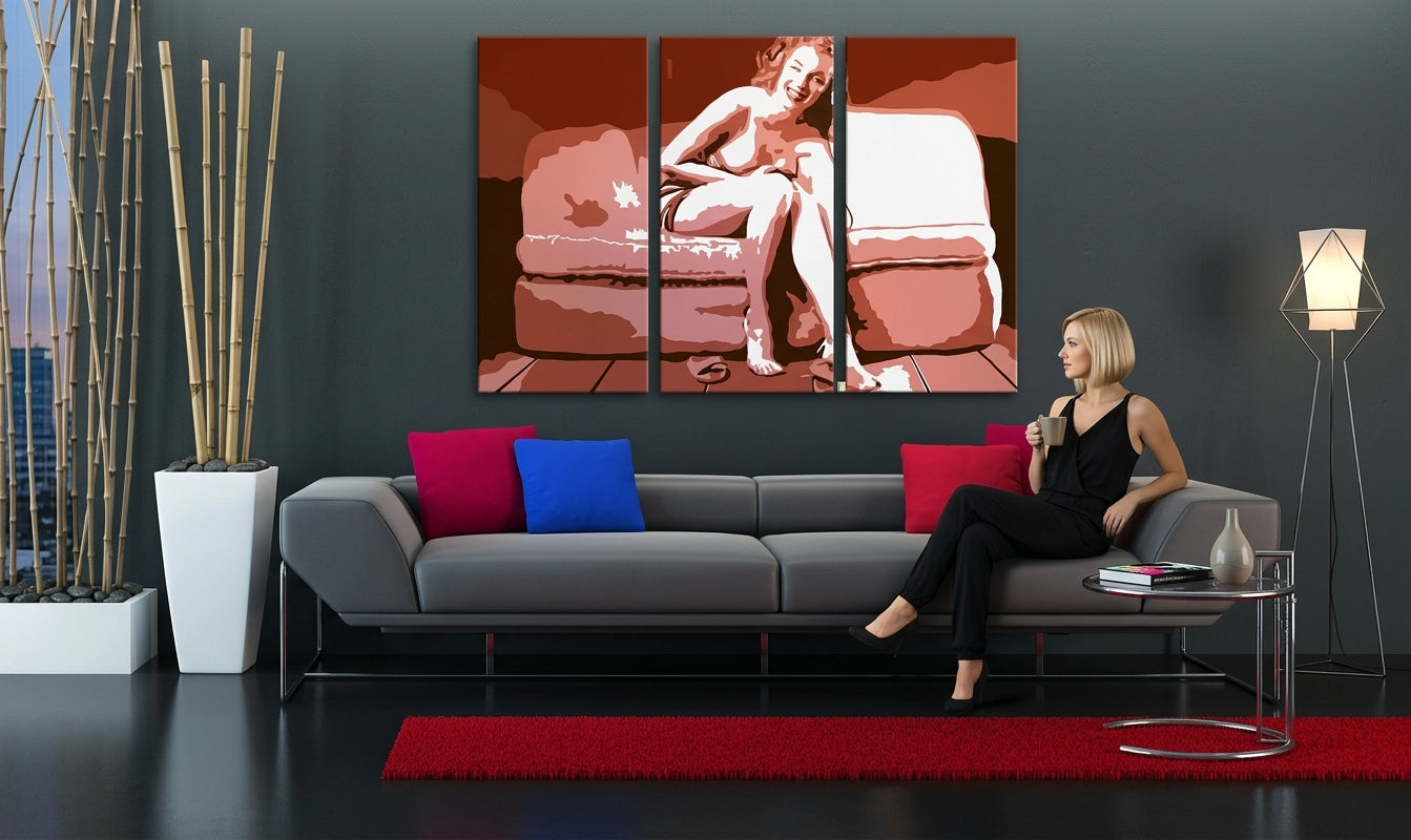 Pop art obraz na plátně s motivem Marilyn Monroe v béžovo-hnědých odstínech zavěšený v interiéru obývacího pokoje | Ručně malovaný POP Art obraz Marilyn Monroe – interiér