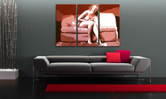 Pop art obraz na plátně s motivem Marilyn Monroe v béžovo-hnědých odstínech zavěšený v interiéru obývacího pokoje | Ručně malovaný POP Art obraz Marilyn Monroe – interiér, pohled 2
