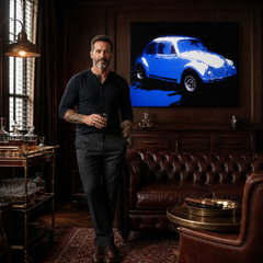 Ručně malovaný obraz POP Art Volkswagen Beetle 1 díl k – obraz v moderním mužském interiéru, lifestyle vizualizace. Dominantní barvy: modrá, bílá, černá.
