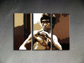 Ručně malovaný obraz na plátně s motivem AL Bruce Lee v hnědo-bílých odstínech, intenzivní atmosféra, síla a ikonografie | Ručně malovaný POP Art obraz AL Bruce Lee – produkt