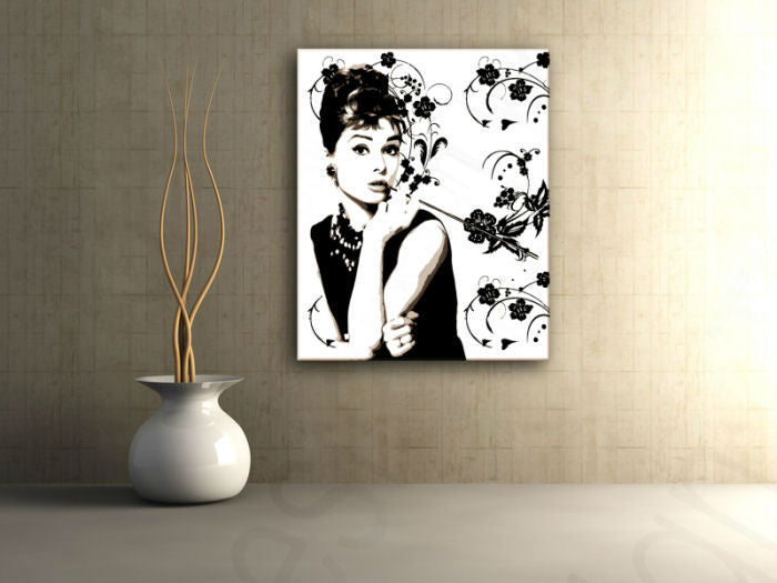 Obraz s portrétem Audrey Hepburn v moderním interiéru nad dřevěnou konzolí s vázou a svíčkou, Papilora.