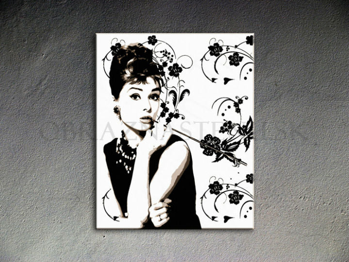 Ručně malované plátno s portrétem Audrey Hepburn v černobílém provedení s květinovými ornamenty, viditelný dřevěný rám, Papilora.