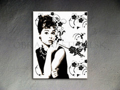 Ručně malované plátno s portrétem Audrey Hepburn v černobílém provedení s květinovými ornamenty, viditelný dřevěný rám, Papilora.