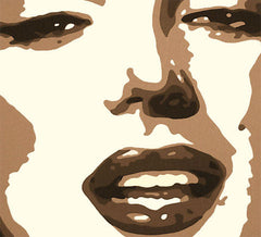 Detailní pohled na ručně malované plátno s portréty Marilyn Monroe, zvýrazňující texturu a kompozici v béžových a hnědých tónech, Papilora.