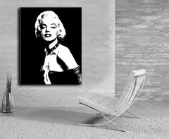 Černobílý portrét Marilyn Monroe visí v moderním interiéru nad dřevěnou konzolí s vázou a svíčkou, dodávající prostoru eleganci Papilora.