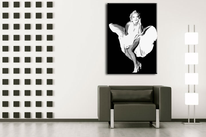 Obraz Marilyn Monroe v černobílém provedení visí v moderním interiéru nad dřevěnou konzolí s vázou a svíčkou Papilora.