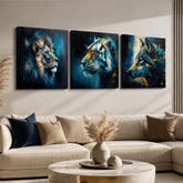 Set 3 obrazů Wild Kingdom Papilora v moderním obývacím pokoji – lev, tygr, vlk nad sedačkou, elegantní interiér.