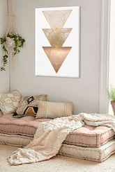 V boho stylu obraz na plátně s motivem Improvement or Compound, náboženský motiv v bílo-růžových odstínech zavěšený v interiéru obývacího pokoje, elegance – interiér