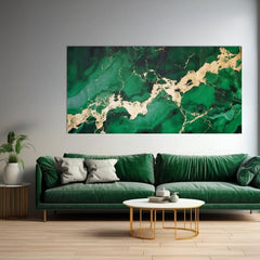 Moderní obraz s motivem zeleného malachitu a zlatých žilek visící v elegantním interiéru nad dřevěnou konzolí s vázou a svíčkou Papilora.