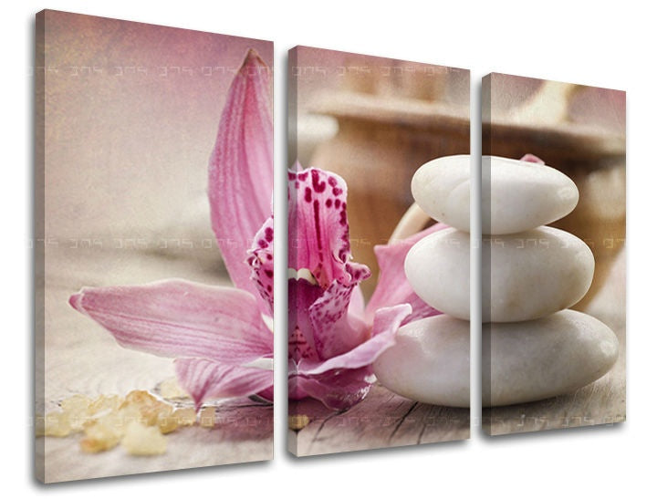 Triptych s růžovou orchidejí a bílými zenovými kameny na dřevěném podkladu, s viditelným dřevěným rámem, Papilora.