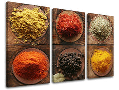 Detailní náhled na různé druhy koření, jako je kari, paprika, šafrán a pepř, Papilora.