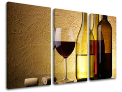Triptych s motivem vína a láhví na zlatém pozadí, s viditelným dřevěným rámem, Papilora.