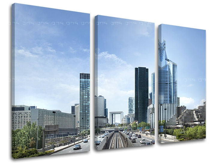 Třídílný obraz na plátně zobrazuje panoráma moderního města s mrakodrapy a dálnicí pod modrou oblohou Papilora.