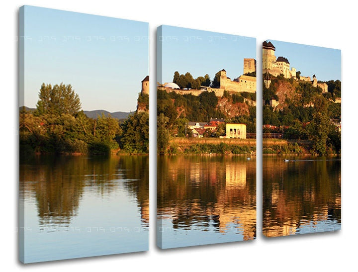 Tento triptych na plátně zobrazuje majestátní Trenčínský hrad tyčící se nad klidnou řekou, s odrazy hradu a okolní zeleně na vodní hladině, vše v teplých odstínech západu slunce, Papilora.