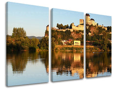 Tento triptych na plátně zobrazuje majestátní Trenčínský hrad tyčící se nad klidnou řekou, s odrazy hradu a okolní zeleně na vodní hladině, vše v teplých odstínech západu slunce, Papilora.