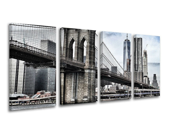 Čtyřdílný obraz na plátně zobrazuje ikonický Brooklynský most a panorama New Yorku v černobílém provedení s modrými akcenty, Papilora.
