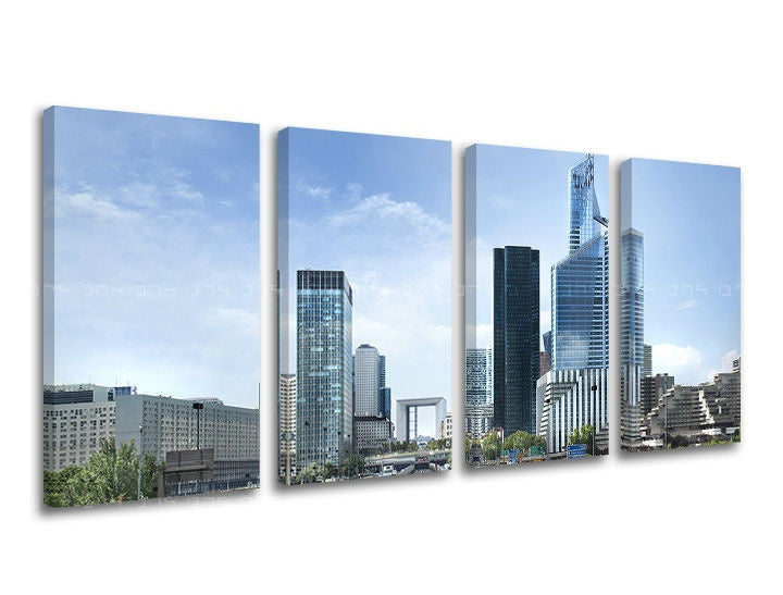 Na plátně je zachyceno panoráma moderního města s mrakodrapy pod modrou oblohou, rozdělené do čtyř dílů, Papilora.