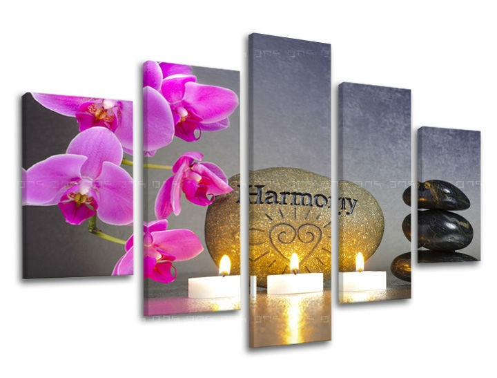 Nádherný tisk na plátně zobrazuje fialové orchideje, svíčky a zenové kameny s nápisem Harmony, vše na šedém pozadí Papilora.