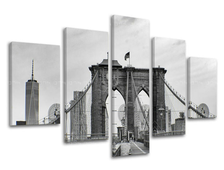 Černobílý tisk Brooklynského mostu a panorama New Yorku na plátně s viditelným dřevěným rámem Papilora.