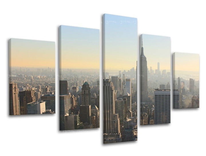 Pohled na panorama New Yorku s mrakodrapy a Empire State Building v popředí, v jemných odstínech modré a žluté, na plátně Papilora.