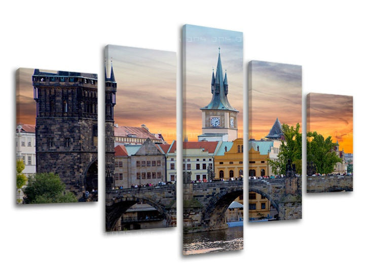 Pohled na Karlův most a Staroměstskou mosteckou věž v Praze při západu slunce, s oranžovo-modrou oblohou, Papilora.