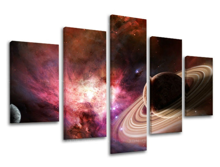 Pětidílný obraz s motivem vesmíru, planety se soustavou prstenců a barevných mlhovin v odstínech červené a fialové, je připraven k zavěšení na zeď Papilora.