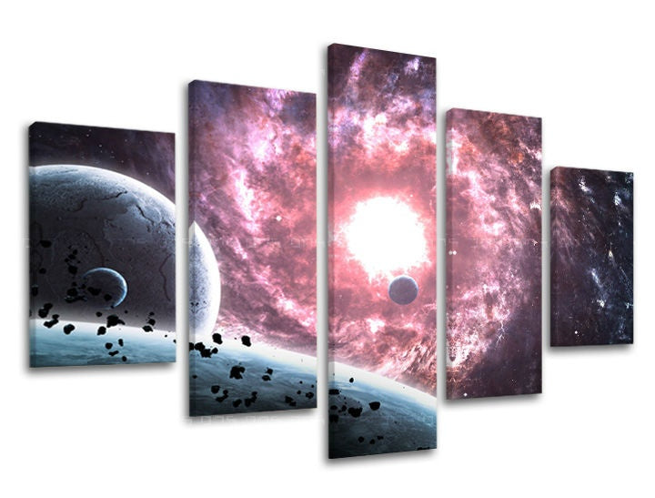Na plátně je zobrazen fascinující vesmírný výjev s planetami a růžovými galaxiemi, viditelný dřevěný rám Papilora.