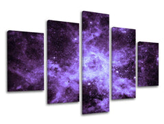 Na plátně je zobrazená fialová galaxie s hvězdami, viditelná je i struktura dřevěného rámu Papilora.