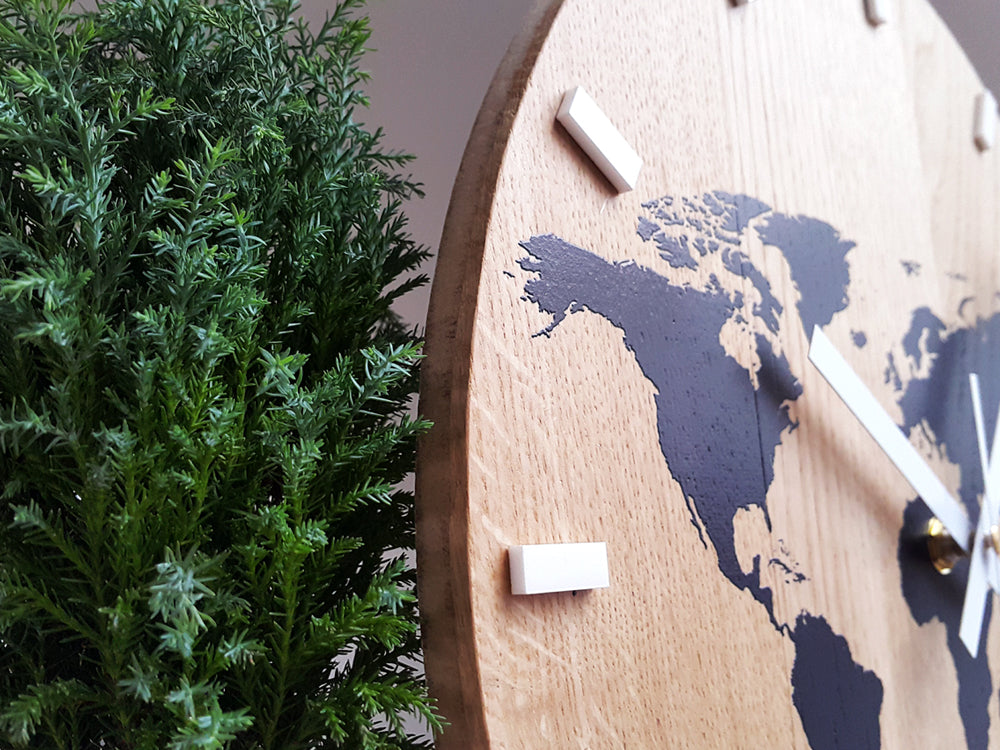 Dřevěné nástěnné hodiny mapa černá