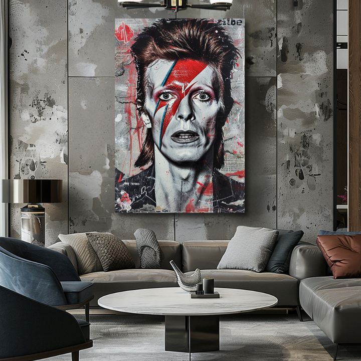 Obraz s portrétem Davida Bowieho s výrazným bleskem na tváři, zavěšený v moderním interiéru nad dřevěnou konzolí s vázou a svíčkou, Papilora.