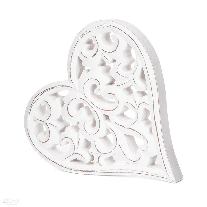 Moderní interiér zdobí obraz s bílým vyřezávaným srdcem, které je plné detailních ornamentů a má patinovaný vzhled, Papilora.